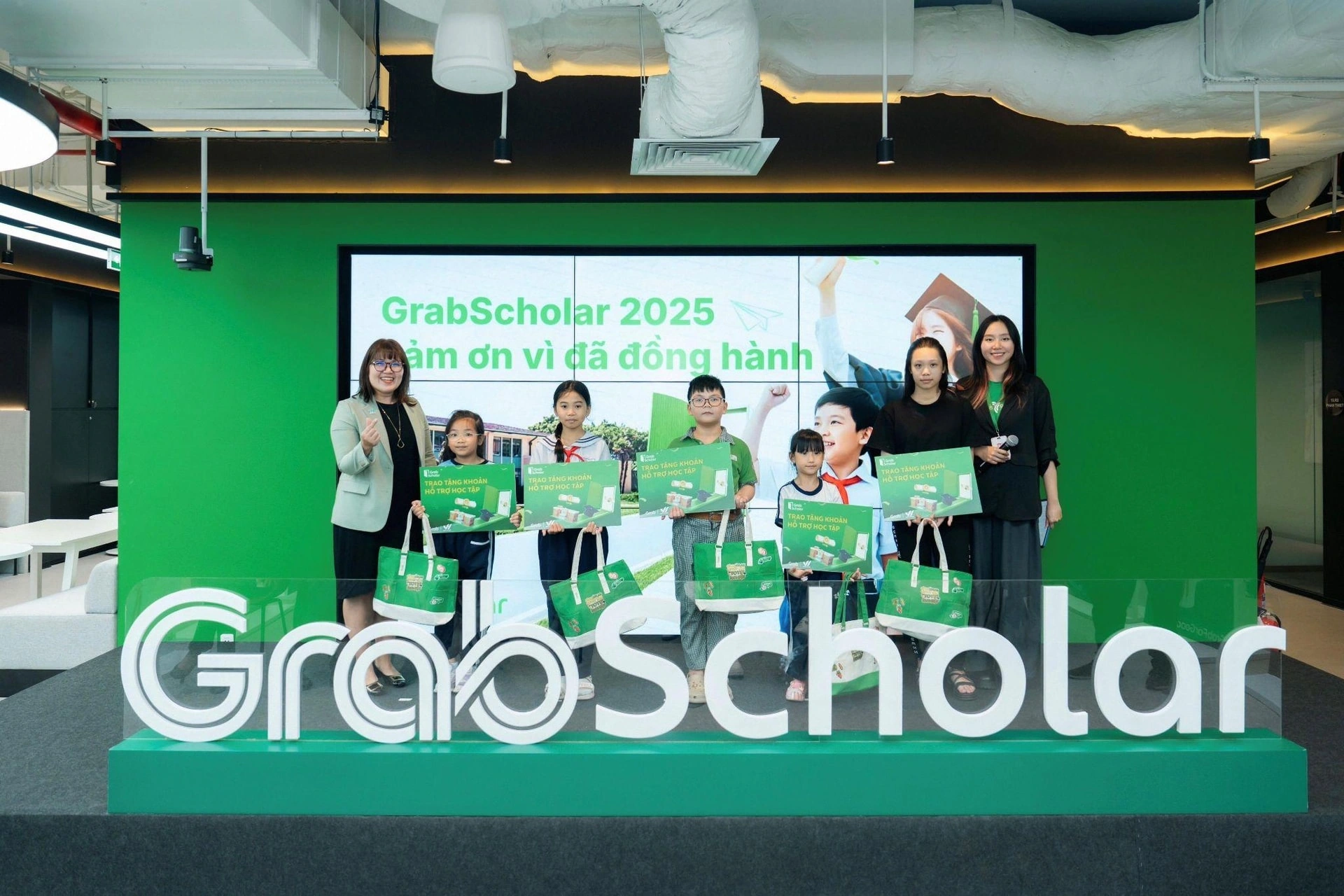 300 khoản hỗ trợ học tập đã được trao cho các em học sinh trên toàn quốc.