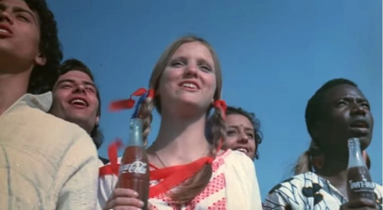 Hình ảnh hòa ca bài hát “I’d Like to Teach the World to Sing” ngọn đồi ở Ý