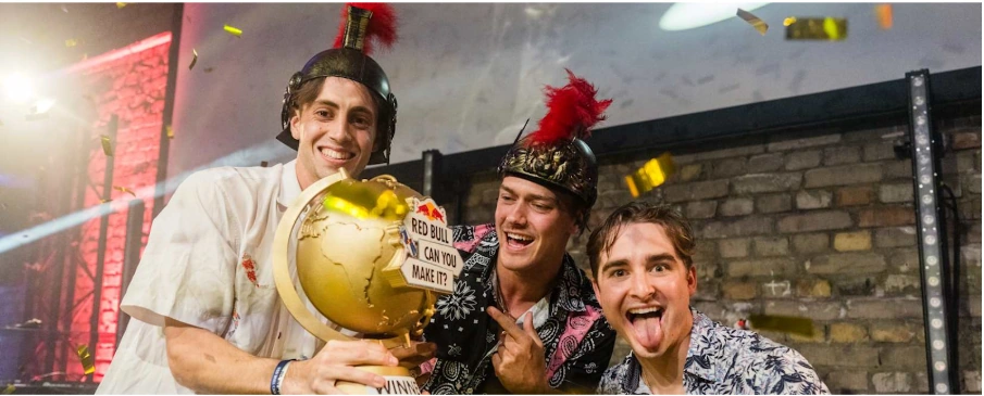 Người tham gia tỏ ra vô cùng phấn khích với giải thưởng đạt được tại sự kiện do Red Bull tổ chức