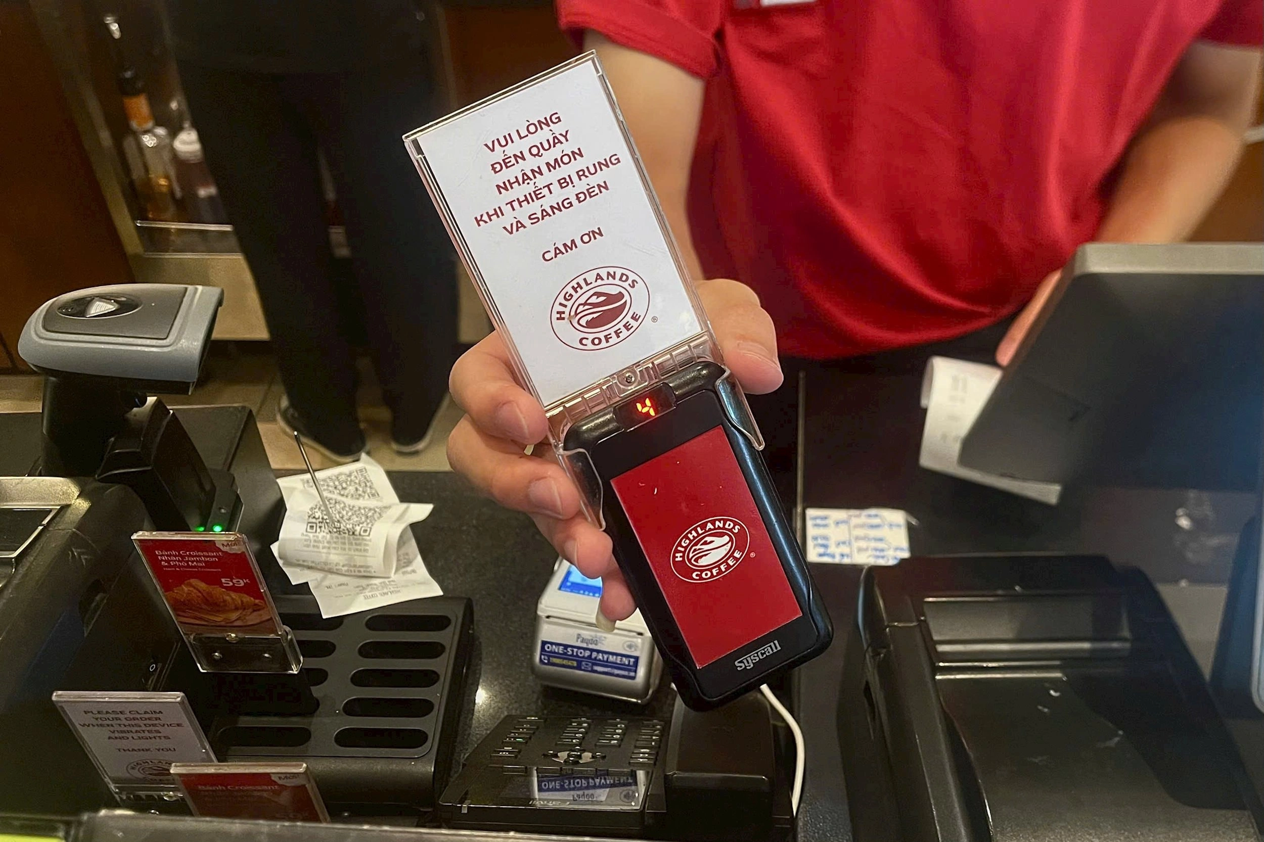 Quy trình Gọi món tại quầy -Nhận thiết bị báo rung -Tự lấy đồ uống của Highlands Coffee