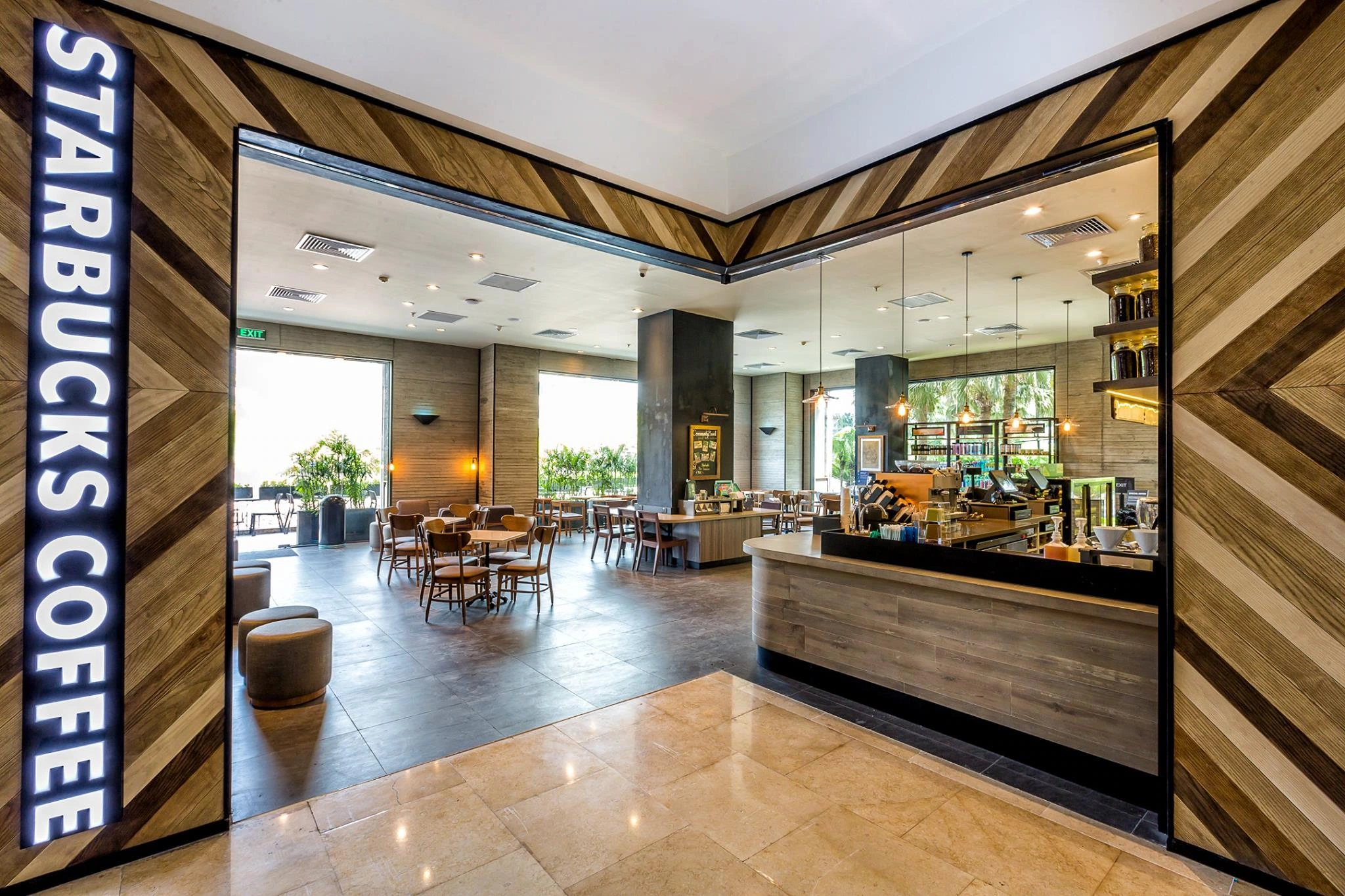 Starbucks không gian sang trọng, dịch vụ chuyên nghiệp