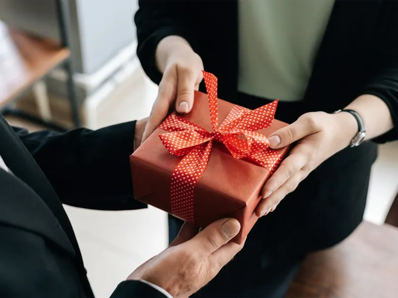 Thay vì chỉ tập trung vào tiền mặt, doanh nghiệp có thể đa dạng hóa các hình thức thưởng để tăng ý nghĩa