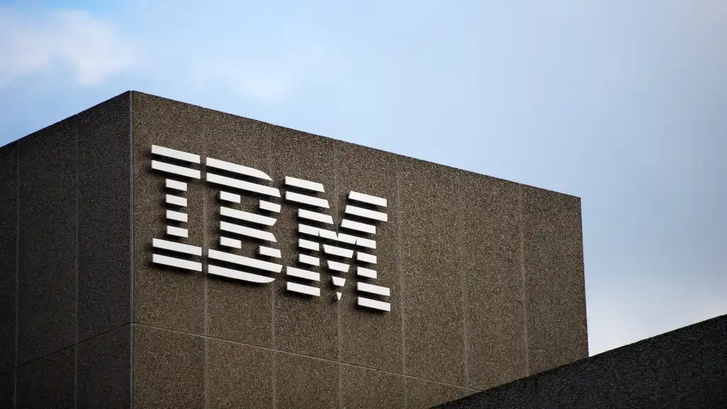IBM, một gã khổng lồ công nghệ với hàng trăm ngàn nhân viên trên toàn cầu